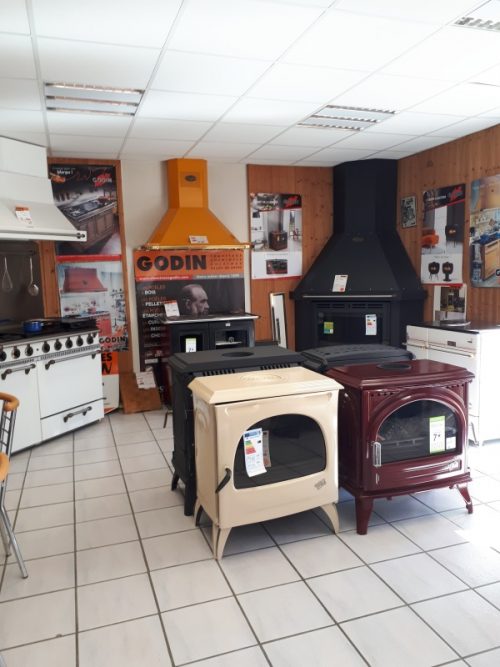 Intérieur du magasin expo Cheminées, inserts, poêles, cuisinières Godin Sarl Laulhé à Ibos 65